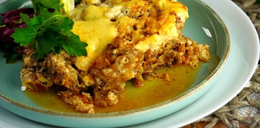 Фото приготовления рецепта: Эльбасан тава (запечённое мясо под йогуртовой заливкой) - шаг №26