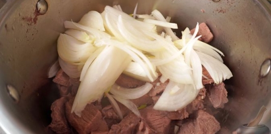 Фото приготовления рецепта: Эльбасан тава (запечённое мясо под йогуртовой заливкой) - шаг №11