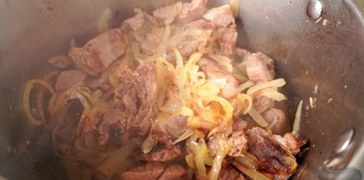 Фото приготовления рецепта: Эльбасан тава (запечённое мясо под йогуртовой заливкой) - шаг №18