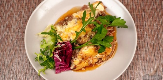 Фото приготовления рецепта: Эльбасан тава (запечённое мясо под йогуртовой заливкой) - шаг №24