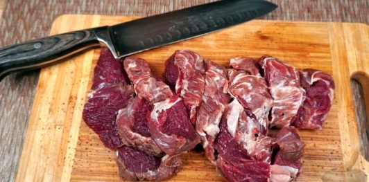 Фото приготовления рецепта: Эльбасан тава (запечённое мясо под йогуртовой заливкой) - шаг №2