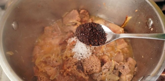 Фото приготовления рецепта: Эльбасан тава (запечённое мясо под йогуртовой заливкой) - шаг №20