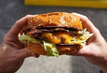 Названы ускоряющие старение кожи продукты