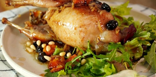 Фото приготовления рецепта: Фаршированные перепела с рисом, инжиром, курагой и кедровыми орехами - шаг №23