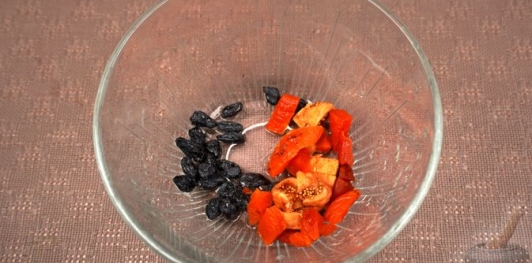 Фото приготовления рецепта: Фаршированные перепела с рисом, инжиром, курагой и кедровыми орехами - шаг №4