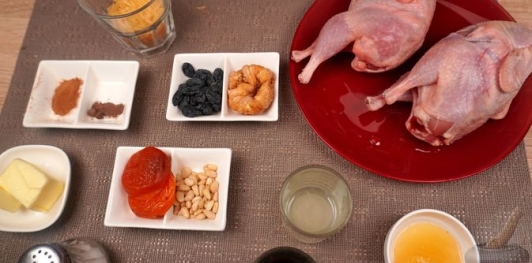 Фото приготовления рецепта: Фаршированные перепела с рисом, инжиром, курагой и кедровыми орехами - шаг №1