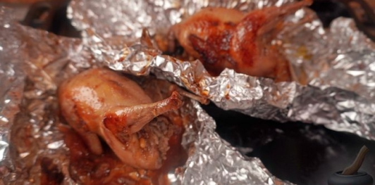 Фото приготовления рецепта: Фаршированные перепела с рисом, инжиром, курагой и кедровыми орехами - шаг №22