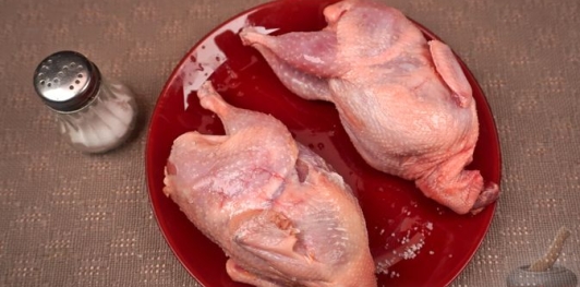 Фото приготовления рецепта: Фаршированные перепела с рисом, инжиром, курагой и кедровыми орехами - шаг №7