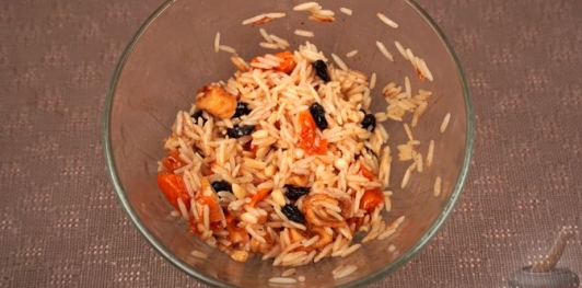 Фото приготовления рецепта: Фаршированные перепела с рисом, инжиром, курагой и кедровыми орехами - шаг №12