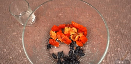 Фото приготовления рецепта: Фаршированные перепела с рисом, инжиром, курагой и кедровыми орехами - шаг №5