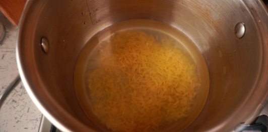 Фото приготовления рецепта: Фаршированные перепела с рисом, инжиром, курагой и кедровыми орехами - шаг №2