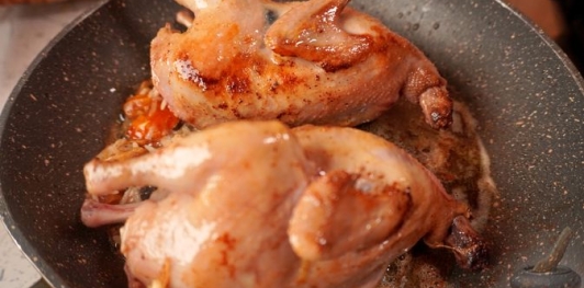 Фото приготовления рецепта: Фаршированные перепела с рисом, инжиром, курагой и кедровыми орехами - шаг №15