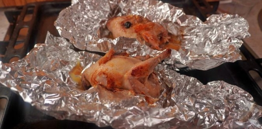 Фото приготовления рецепта: Фаршированные перепела с рисом, инжиром, курагой и кедровыми орехами - шаг №20