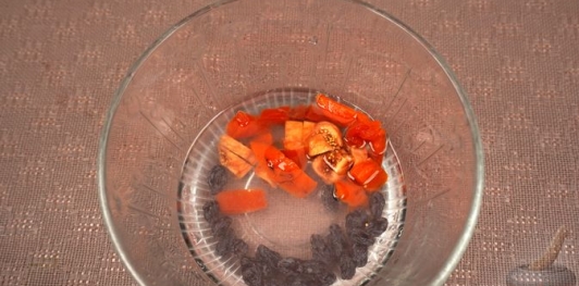 Фото приготовления рецепта: Фаршированные перепела с рисом, инжиром, курагой и кедровыми орехами - шаг №6