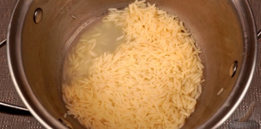 Фото приготовления рецепта: Фаршированные перепела с рисом, инжиром, курагой и кедровыми орехами - шаг №9