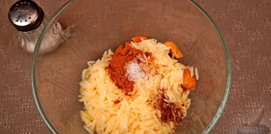 Фото приготовления рецепта: Фаршированные перепела с рисом, инжиром, курагой и кедровыми орехами - шаг №11