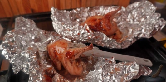 Фото приготовления рецепта: Фаршированные перепела с рисом, инжиром, курагой и кедровыми орехами - шаг №21