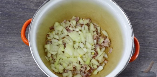 Фото приготовления рецепта: Фасолевый суп с фаршем - шаг №4