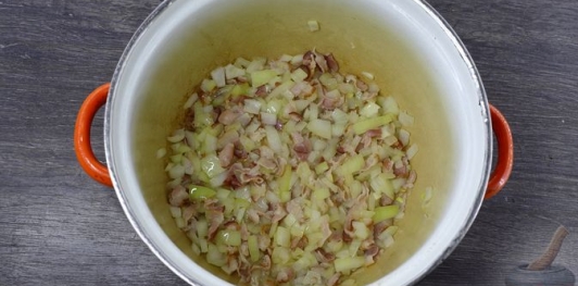 Фото приготовления рецепта: Фасолевый суп с фаршем - шаг №5