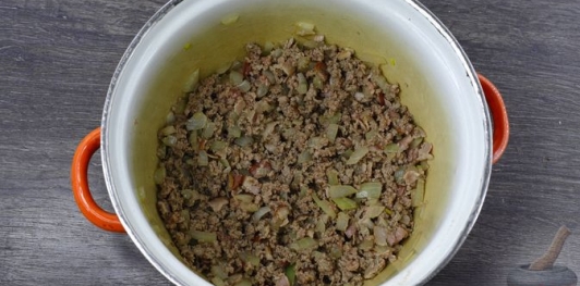 Фото приготовления рецепта: Фасолевый суп с фаршем - шаг №7