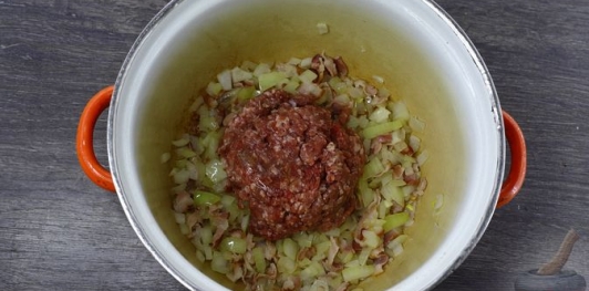 Фото приготовления рецепта: Фасолевый суп с фаршем - шаг №6