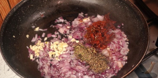 Фото приготовления рецепта: Голубцы с индейкой, рисом и вялеными томатами - шаг №6