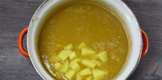 Фото приготовления рецепта: Гороховый суп с чечевицей, на говяжьем бульоне - шаг №15