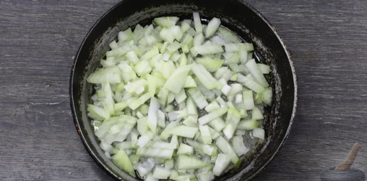 Фото приготовления рецепта: Гороховый суп с чечевицей, на говяжьем бульоне - шаг №6