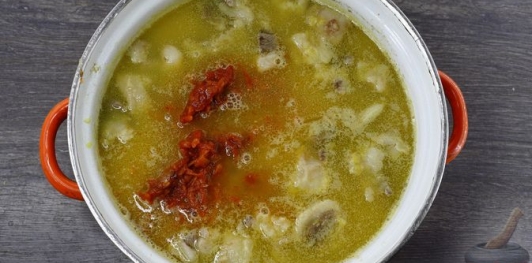 Фото приготовления рецепта: Гороховый суп с чечевицей, на говяжьем бульоне - шаг №18