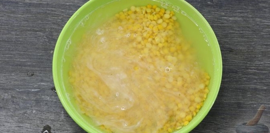 Фото приготовления рецепта: Гороховый суп с чечевицей, на говяжьем бульоне - шаг №2