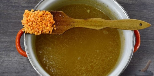 Фото приготовления рецепта: Гороховый суп с чечевицей, на говяжьем бульоне - шаг №13