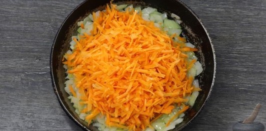 Фото приготовления рецепта: Гороховый суп с чечевицей, на говяжьем бульоне - шаг №8