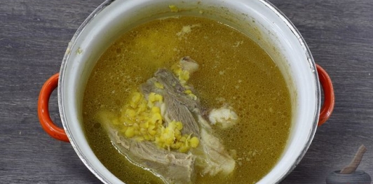 Фото приготовления рецепта: Гороховый суп с чечевицей, на говяжьем бульоне - шаг №11