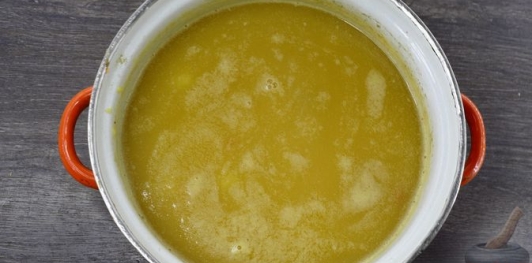 Фото приготовления рецепта: Гороховый суп с чечевицей, на говяжьем бульоне - шаг №16