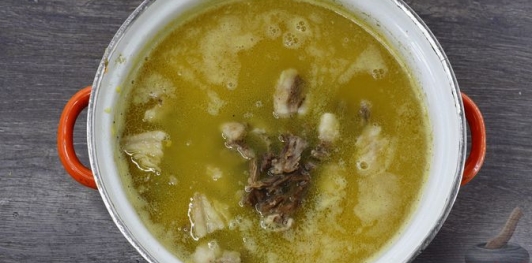 Фото приготовления рецепта: Гороховый суп с чечевицей, на говяжьем бульоне - шаг №17