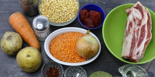 Фото приготовления рецепта: Гороховый суп с чечевицей, на говяжьем бульоне - шаг №1