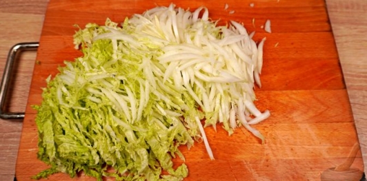 Фото приготовления рецепта: Греческий капустный салат - шаг №2