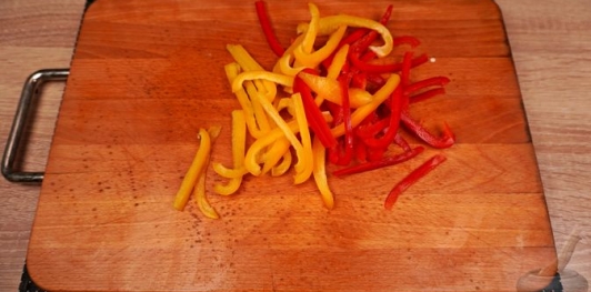 Фото приготовления рецепта: Греческий капустный салат - шаг №5