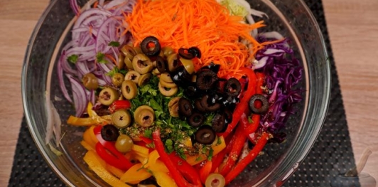 Фото приготовления рецепта: Греческий капустный салат - шаг №15