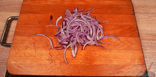 Фото приготовления рецепта: Греческий капустный салат - шаг №4