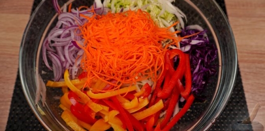 Фото приготовления рецепта: Греческий капустный салат - шаг №7