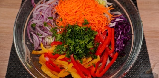 Фото приготовления рецепта: Греческий капустный салат - шаг №9