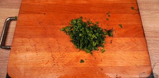 Фото приготовления рецепта: Греческий капустный салат - шаг №8