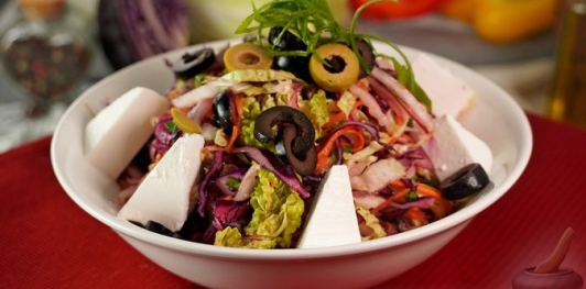 Фото приготовления рецепта: Греческий капустный салат - шаг №17