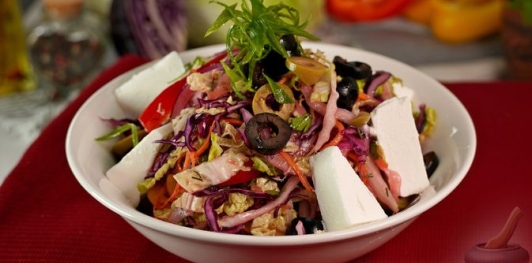 Фото приготовления рецепта: Греческий капустный салат - шаг №16