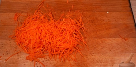 Фото приготовления рецепта: Греческий капустный салат - шаг №6