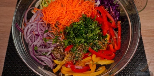 Фото приготовления рецепта: Греческий капустный салат - шаг №13