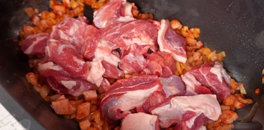 Фото приготовления рецепта: Гуляш из баранины - шаг №8