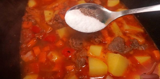 Фото приготовления рецепта: Гуляш из баранины - шаг №18