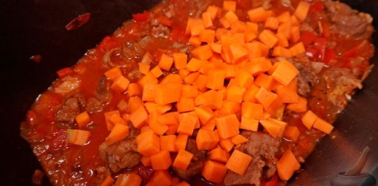 Фото приготовления рецепта: Гуляш из баранины - шаг №16